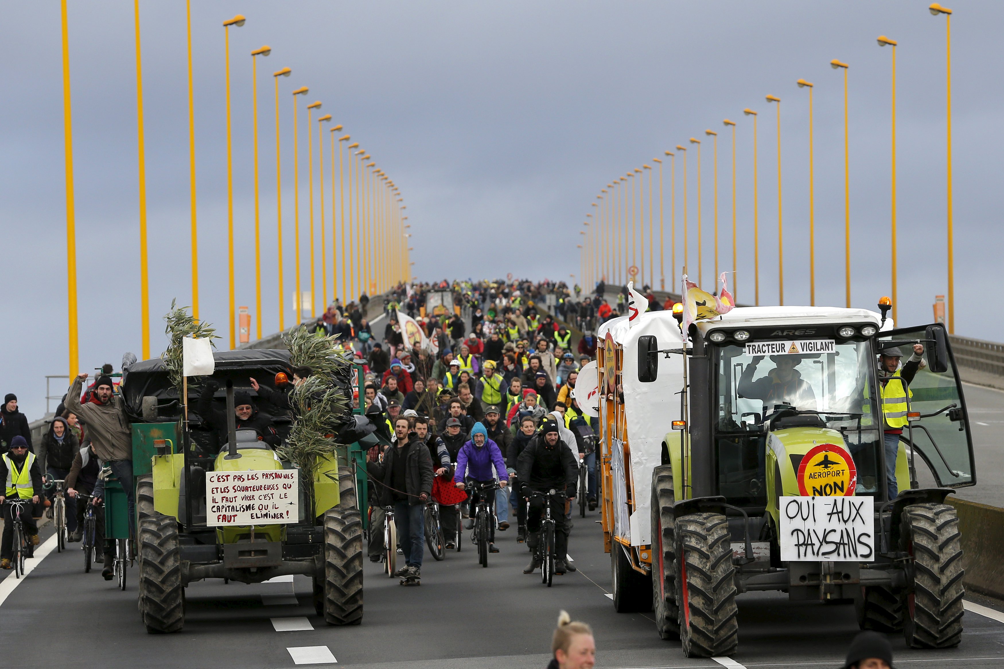Des milliers d'opposants à Notre-Dame-des-Landes manifestent