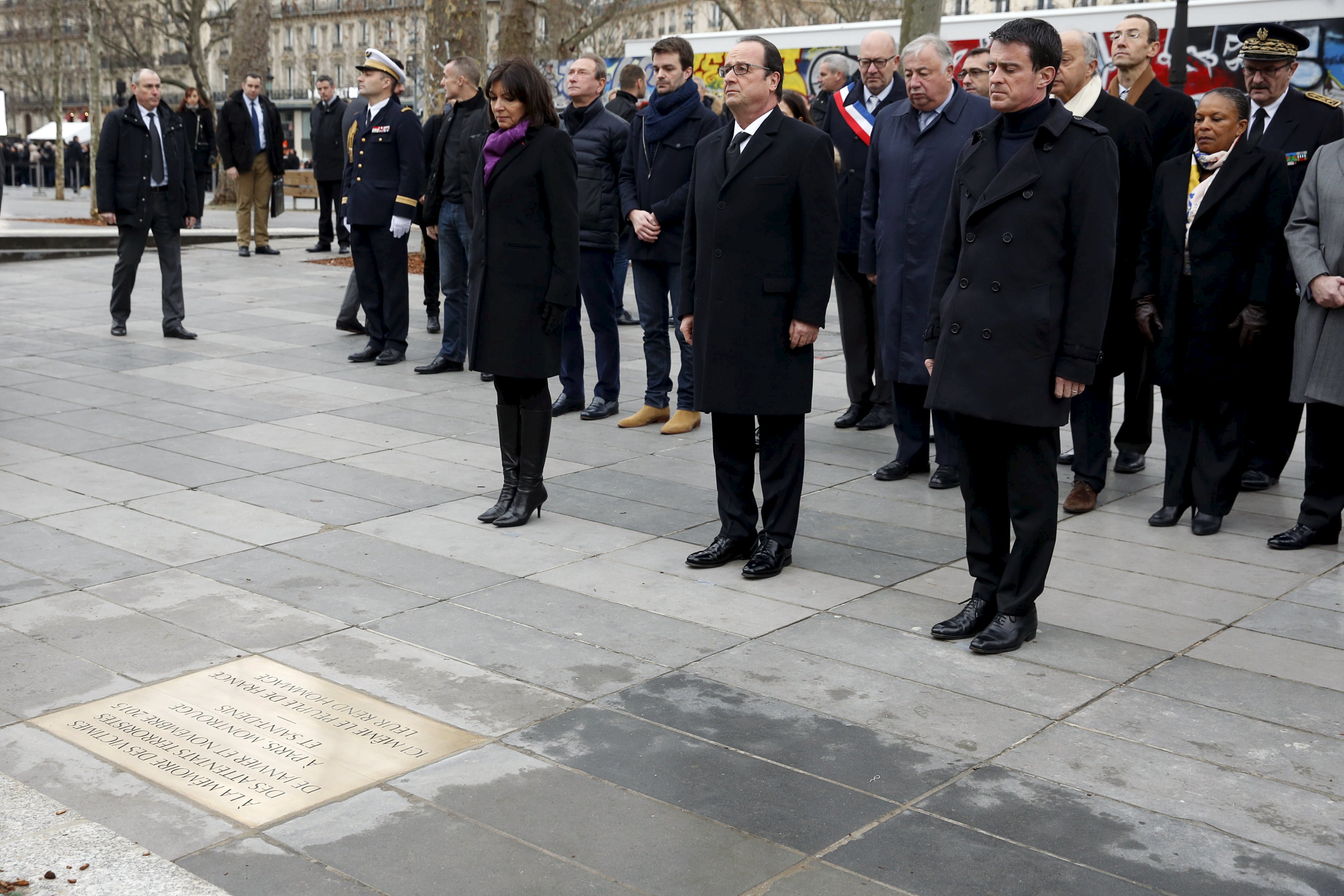 Hommage place de la République aux victimes des attentats