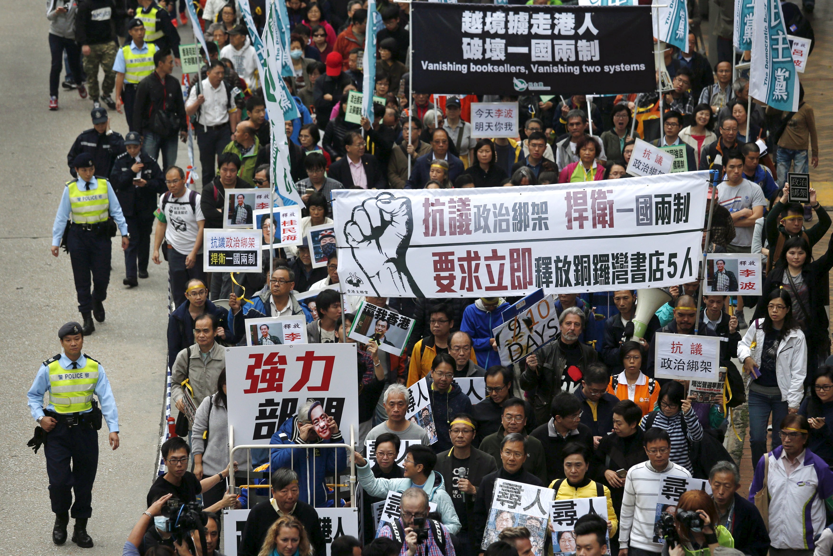 Manifestation à Hong Kong après la disparition d'éditeurs