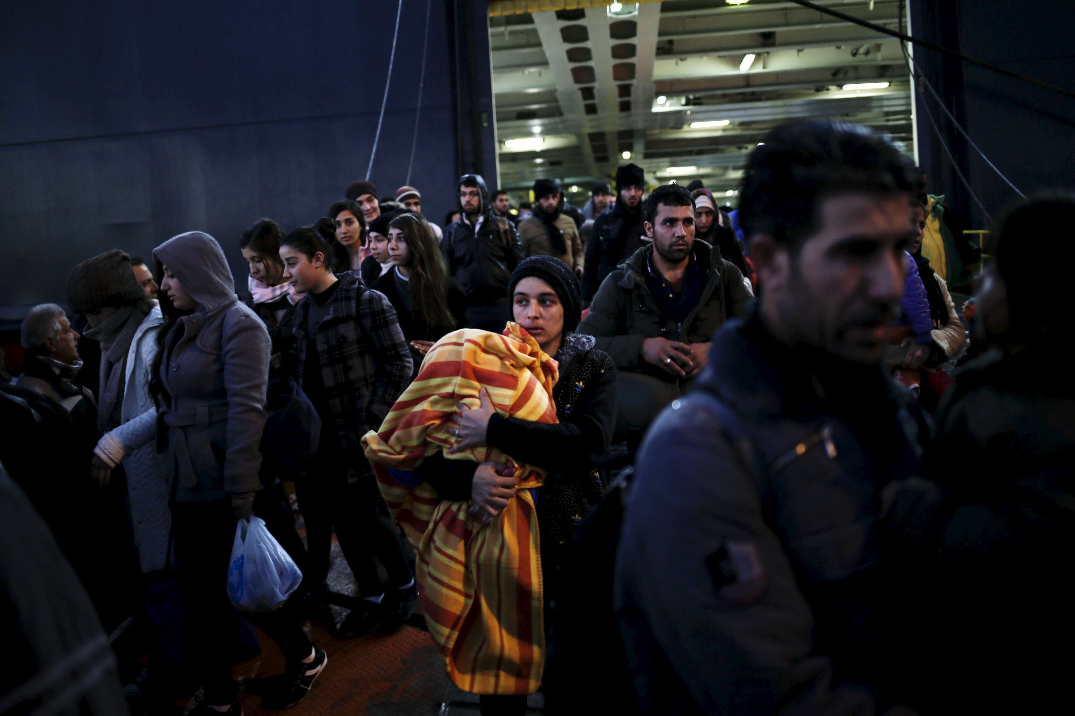 Plus de 1.200 migrants débarquent au port du Pirée en Grèce
