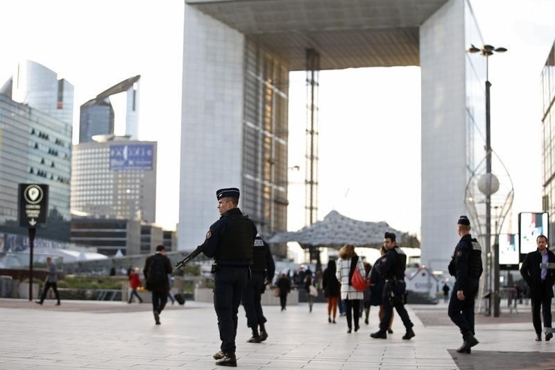 Après les attentats, la police recrute dans l'urgence