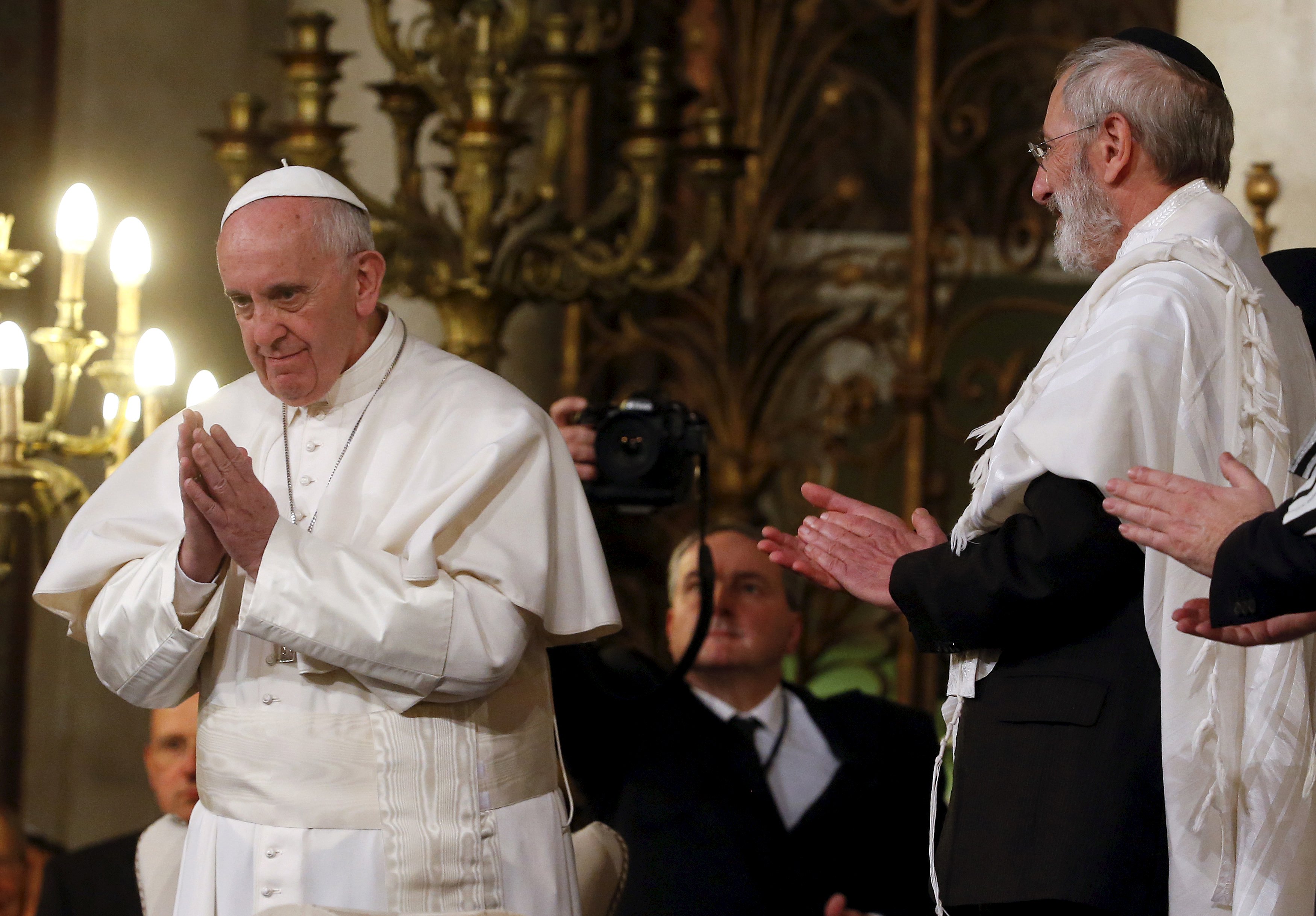 Le pape François en visite dans une synagoge de Rome