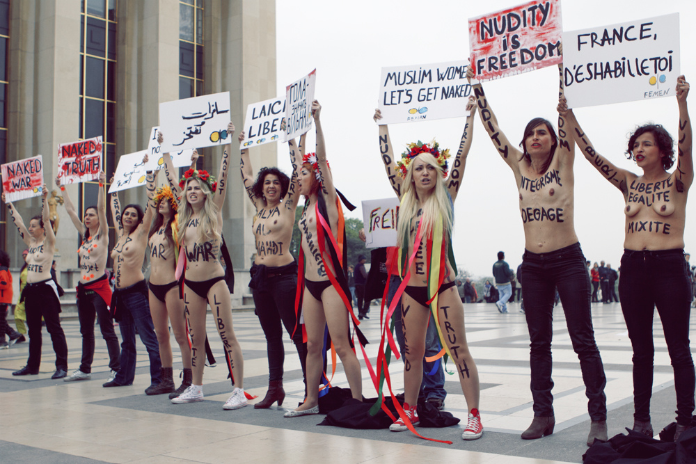 Amina claque la porte des Femen