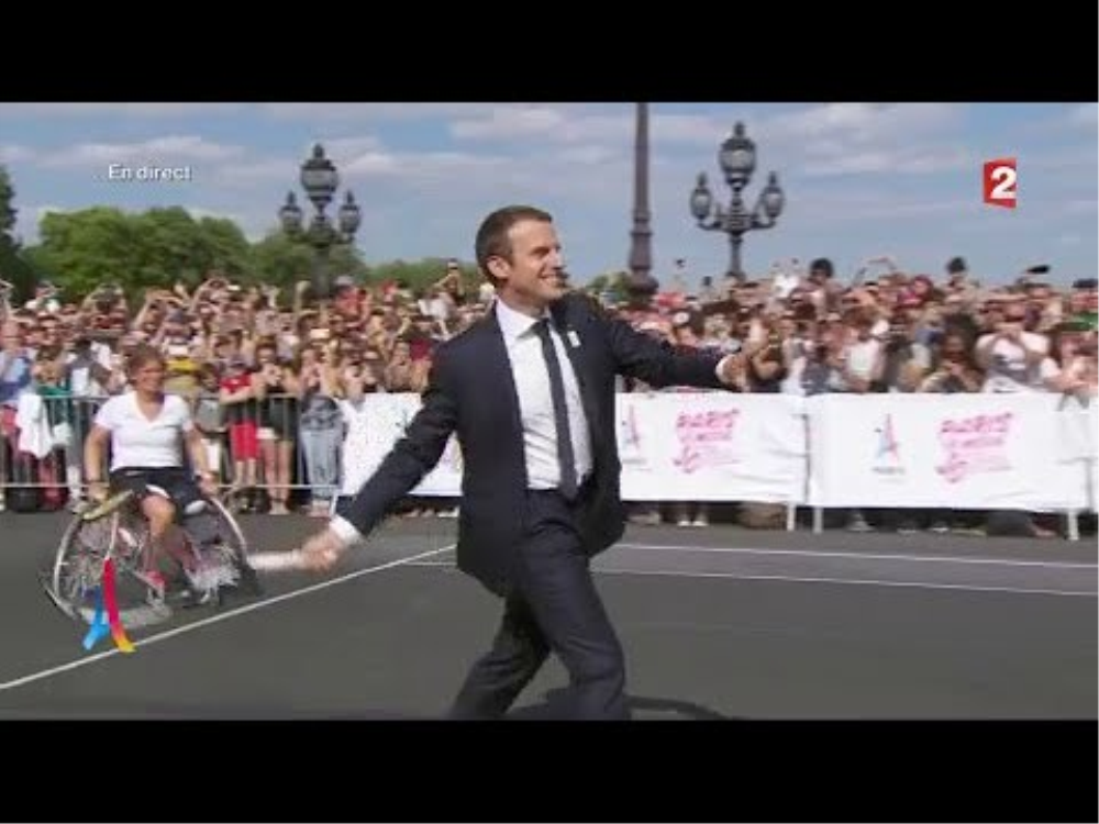 VIDEO : Emmanuel Macron joue au tennis en fauteuil roulant