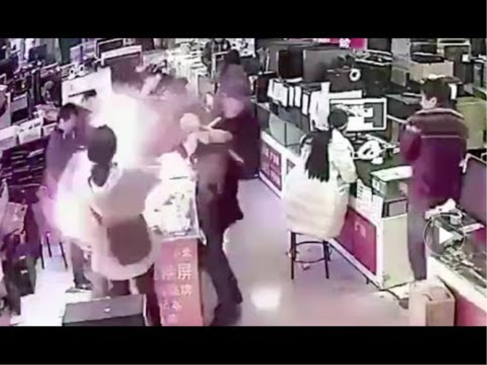 Vidéo : Explosion d'une batterie qu'il ne fallait pas mordre