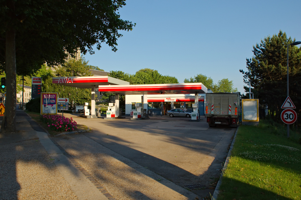 Rassemblements et blocages : les "gilets jaunes" contre les prix du carburant