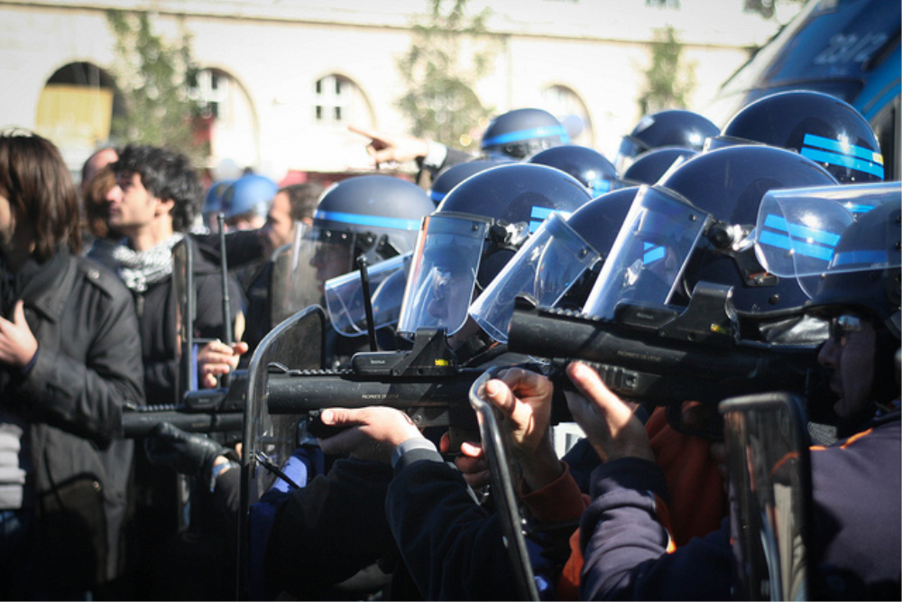 LBD : c’est quoi et pourquoi les policiers vont être équipés de caméras-piétons ?
