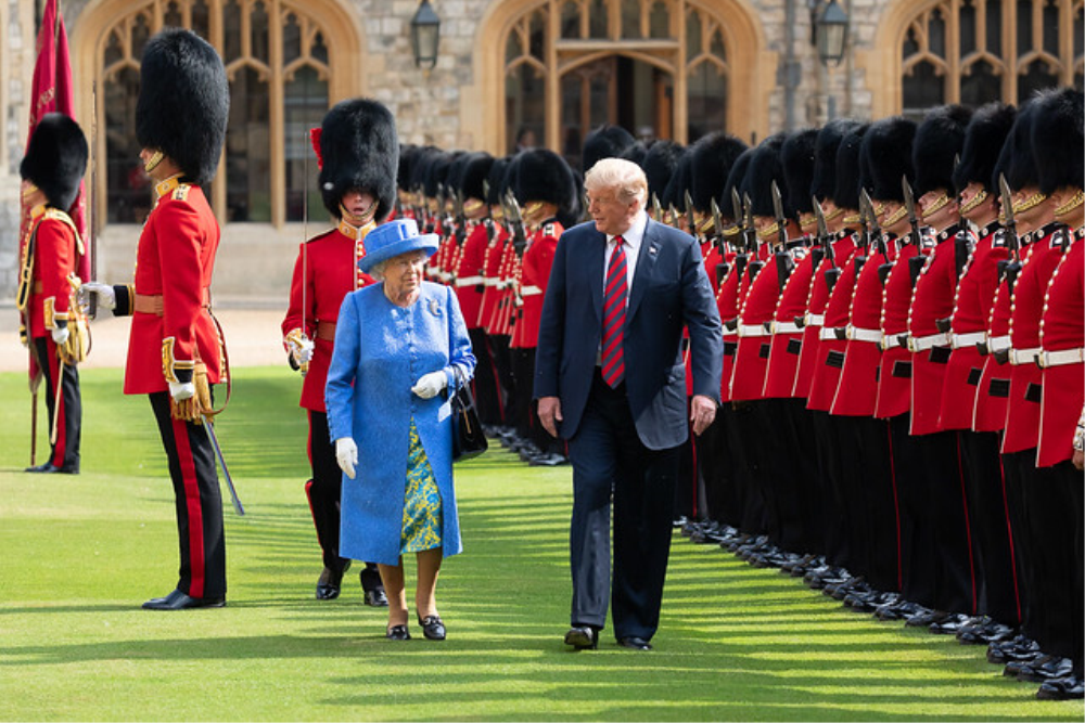Au service de la reine, de la politique féministe et la générosité d’un milliardaire 